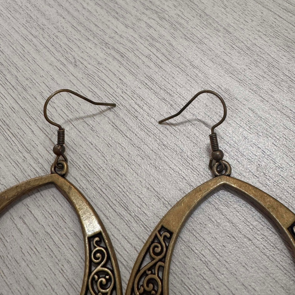 Elegant Swirl Earrings - Picture 3 of 3